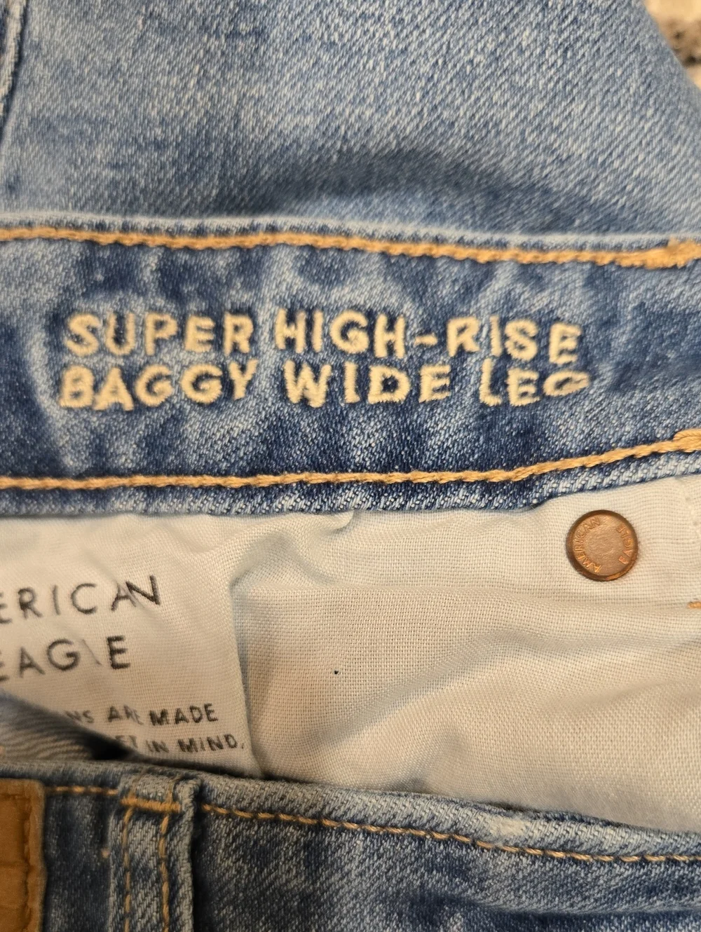 AMERICAN EAGLE HIGH-RISE BAGGY WIDE LEG JEANS. SIZE 12. MEDIUM WASH.